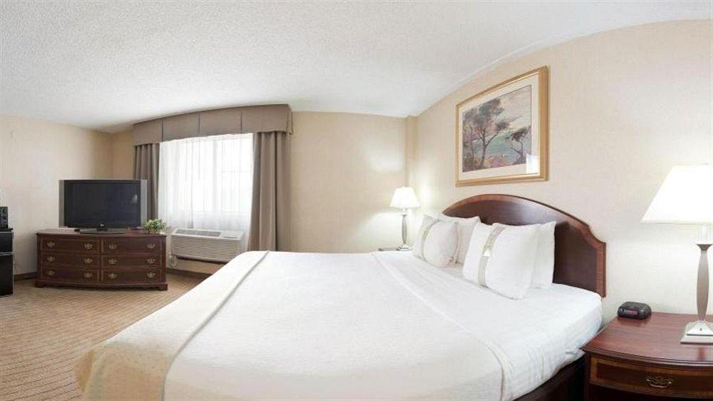 Holiday Inn & Suites Chicago-Carol Stream Wheaton By Ihg Екстериор снимка